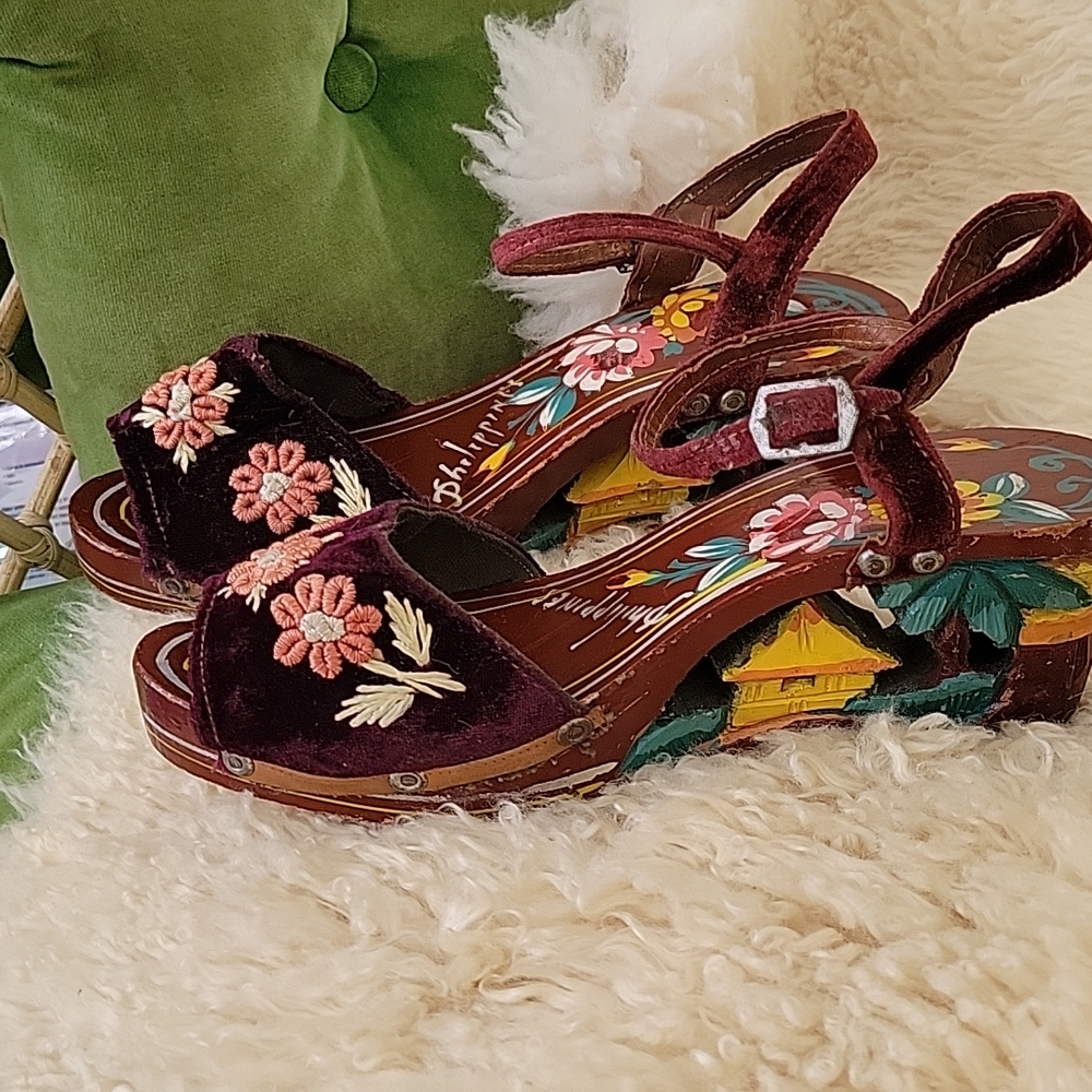 Vtg 50s Carved Wood Embroidered Velvet Sandals 5.5 - Picture 2 of 9